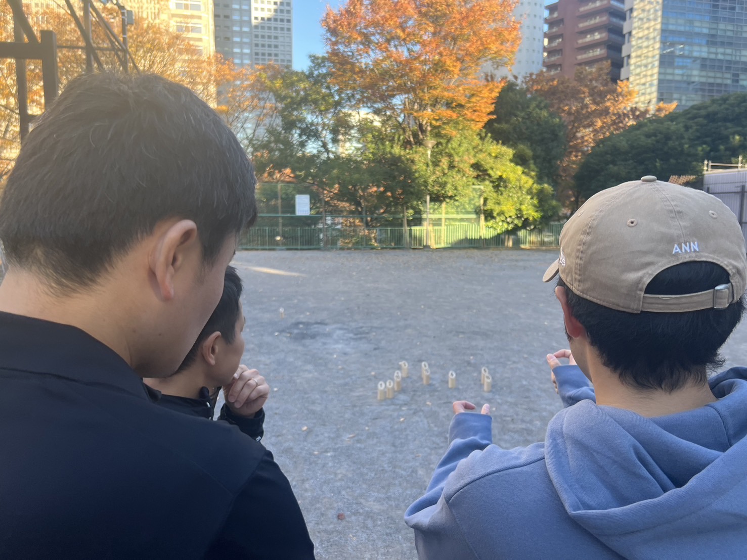 公園でモルックのピンを見ながら相談する参加者