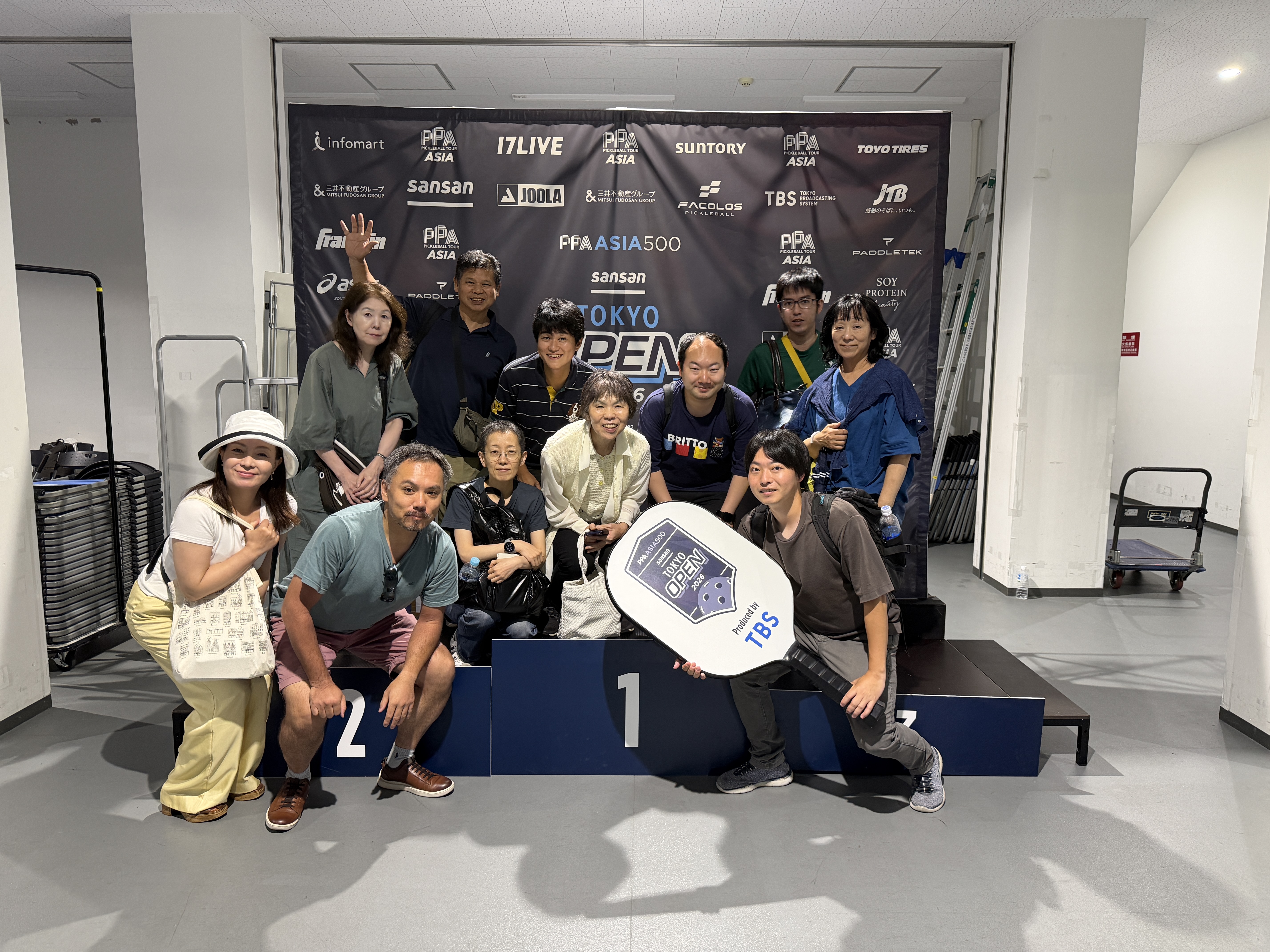 ピックルボール大会会場での集合写真