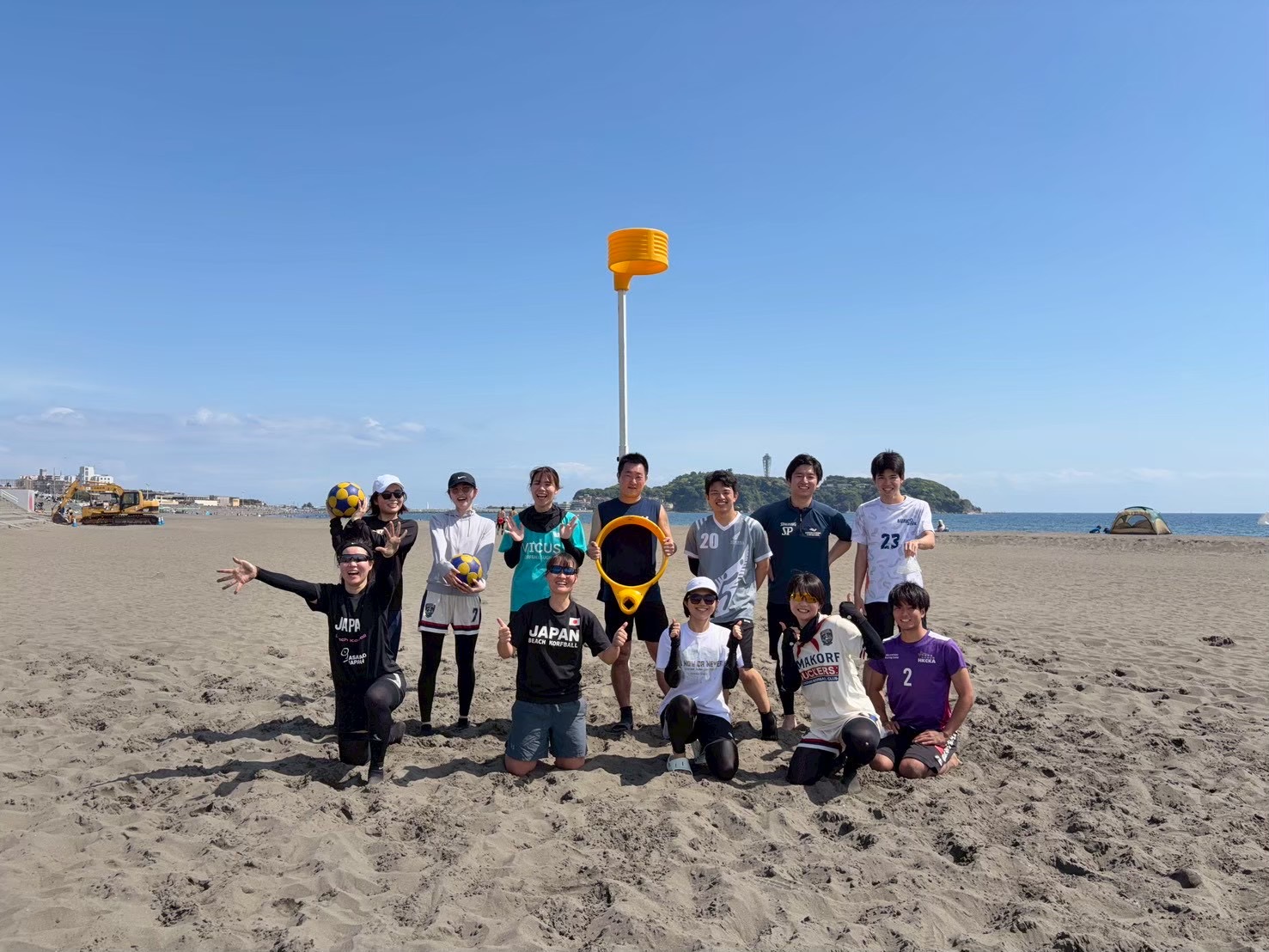湘南横浜コーフボールクラブのビーチでの集合写真