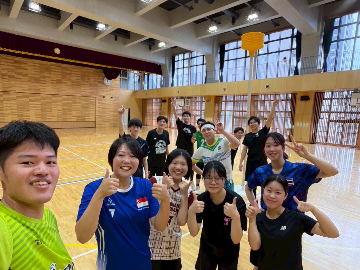 体育館でコーフボールを楽しむVICUSの参加者の集合写真